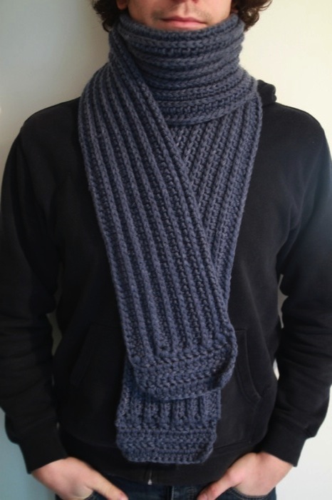 Echarpe de l'homme en crochet